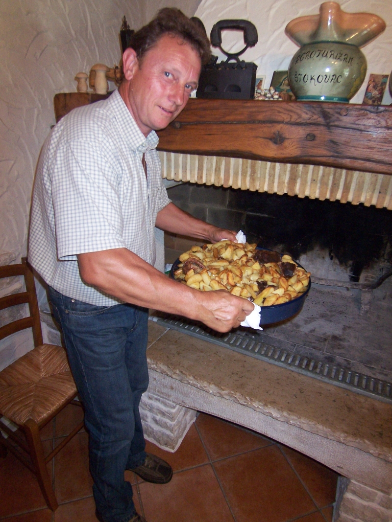 Das Kalbfleisch mit Kartoffeln